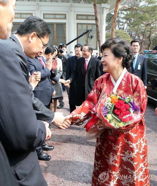 朴槿惠/2013年2月，新任总统朴槿惠抵达总统府青瓦台，与等候于此的...