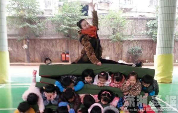 幼儿园10余幼儿叠3层人肉坐垫 <em>老师</em>坐上方摆p