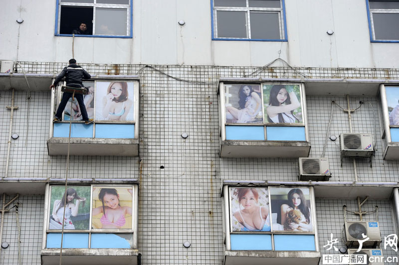 长沙现最霸气<em>洗浴</em>城 54位<em>性感美女</em>海报贴满5层