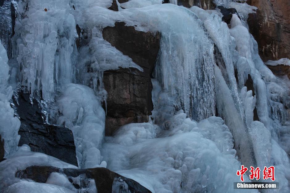 高清组图:青岛崂山北九水景区现冰瀑奇观 宛若