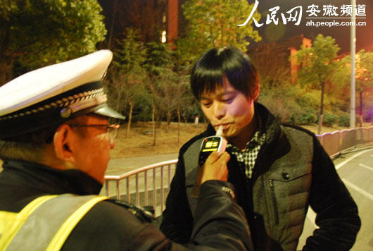 淮南:滤网式查酒驾 挨个司机过筛子