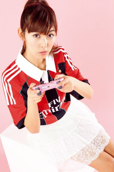 日本嫩模上演米兰德比 红黑可爱蓝黑魅惑(组图