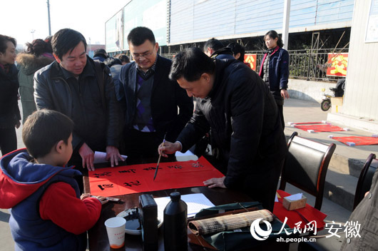合肥市总工会组织书法家为公交职工写春联