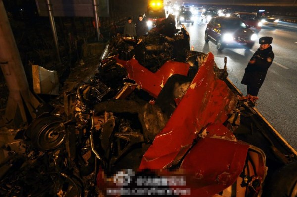 北京一法拉利机场高速车祸致一死 车身瞬间粉