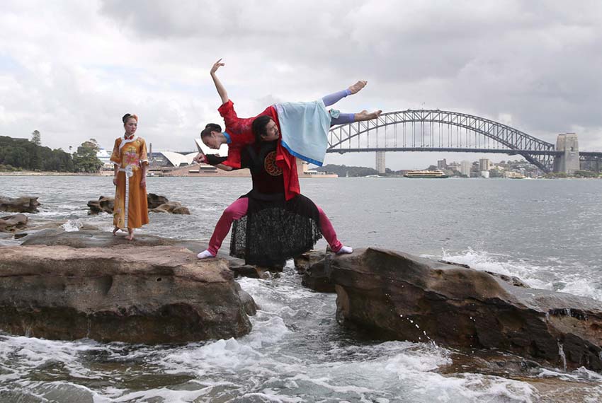 中国女孩悉尼歌剧院前跳芭蕾 (高清)