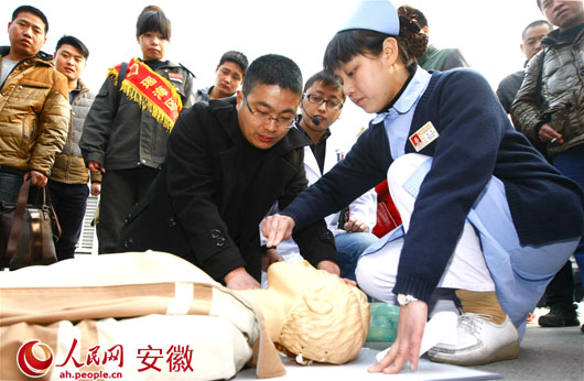 瑶海城管队员雷锋日学习急救知识(图)