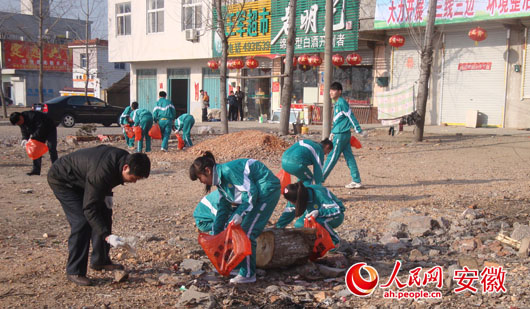 定远范岗乡组织志愿者参与三线三边整治活动