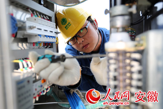 在喻村220千伏变电站工程,施工人员正在检查隔离开关机构内二次接线 据了解,在全省范围内,像喻村变这样的迎峰度夏工程还有30多座,如阜阳地区的阜二500千伏变电站工程、安庆地区的文都500千伏扩建工程、滁州的南谯220千伏新建工程、宿州的曹村220千伏工程以及合肥地区的220千伏锦绣变、科学城变等工程。 鉴于去年安徽电网用电负荷连续十多次刷新历史记录的情况,今年安徽省电力公司对迎峰度夏工程进行了更加科学的规划,对工程质量和工期进度也提出了更高的要求。作为安徽电网建设的中坚力量,安徽送变电工