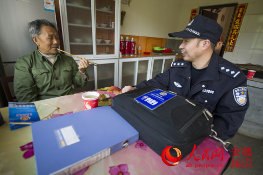 岳西县有个背包警务室