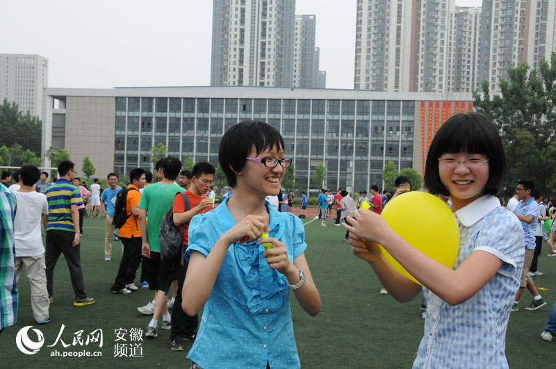 合肥一中高考减压出新招:2100人集体踩气球 吹