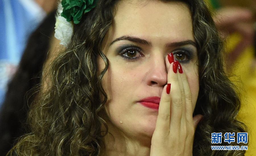 揪心!巴西1比7负于德国 球迷现场痛哭流涕