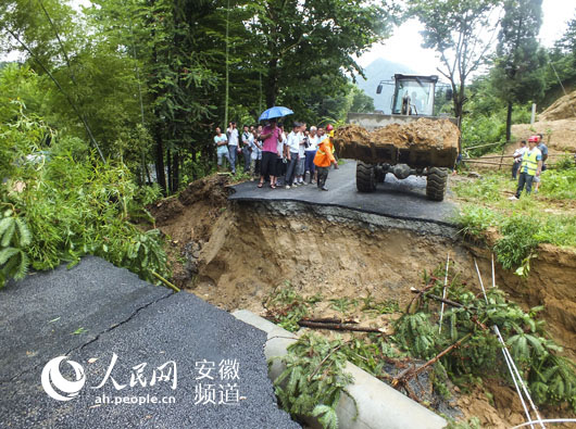 岳西5小时紧急抢通209省道水毁路段