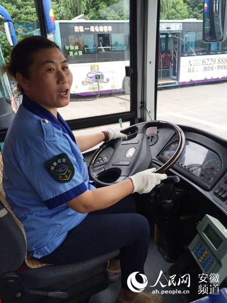 肥一公交司机为救男童连闯红灯 乘客留电话愿