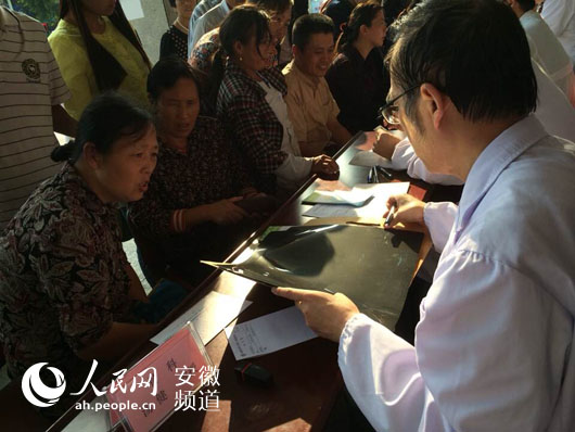 <em>安徽医科大学第一附属医院</em>举行关节炎义诊活