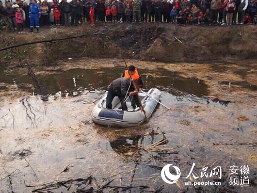 安徽临泉一轿车失控冲入水塘致3人溺亡 或与酒