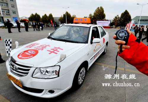 滁州:驾校教练赛场秀车技