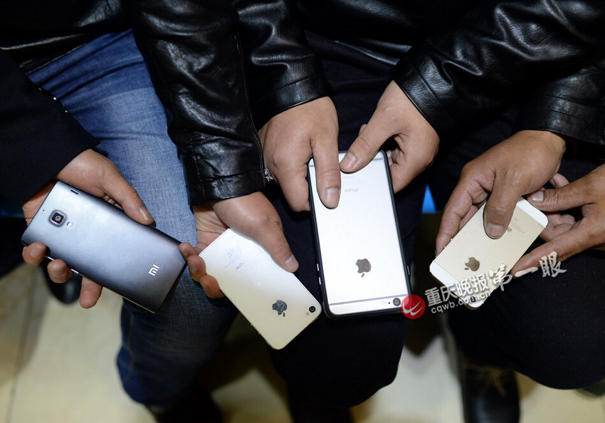 安徽4名男子坐飞机行乞 戴名牌手表用苹果手机