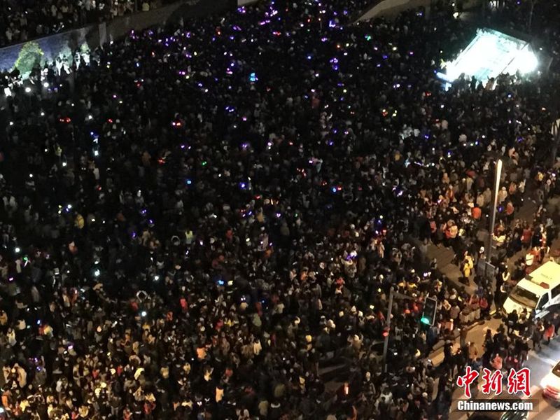 上海外滩跨年夜发生踩踏事故(图)