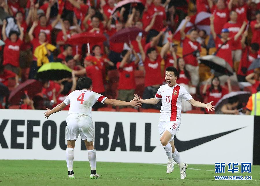 中国国足击败乌兹别克斯坦队 提前在亚洲杯小