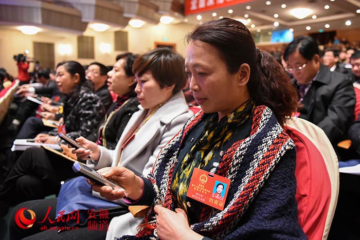 图说安徽两会:电子表决器走进两会 取代举手