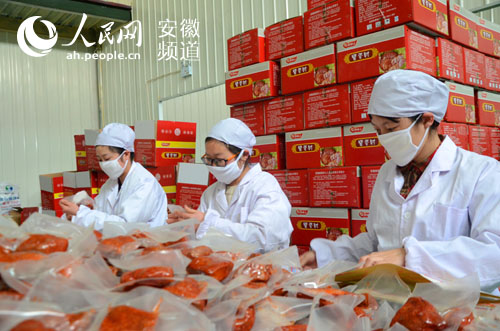 工人们正在包装食品,现场一片繁忙