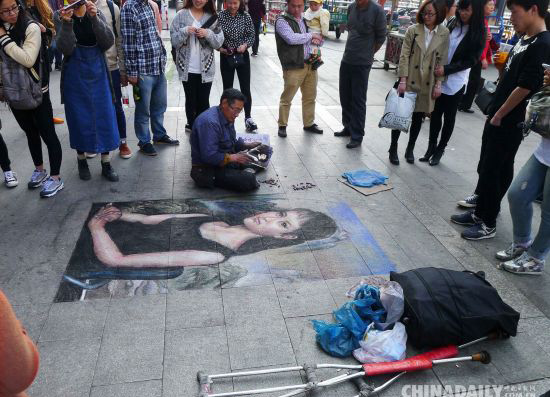 金华最牛乞丐街头画粉笔画 蒙娜丽莎栩栩如生