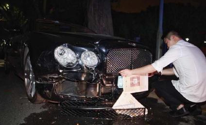 深圳警车撞宾利车:驾警车公安分局副局长被停