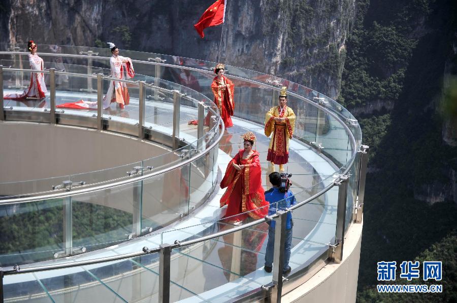 世界最长悬挑玻璃廊桥开放 离地高度718米