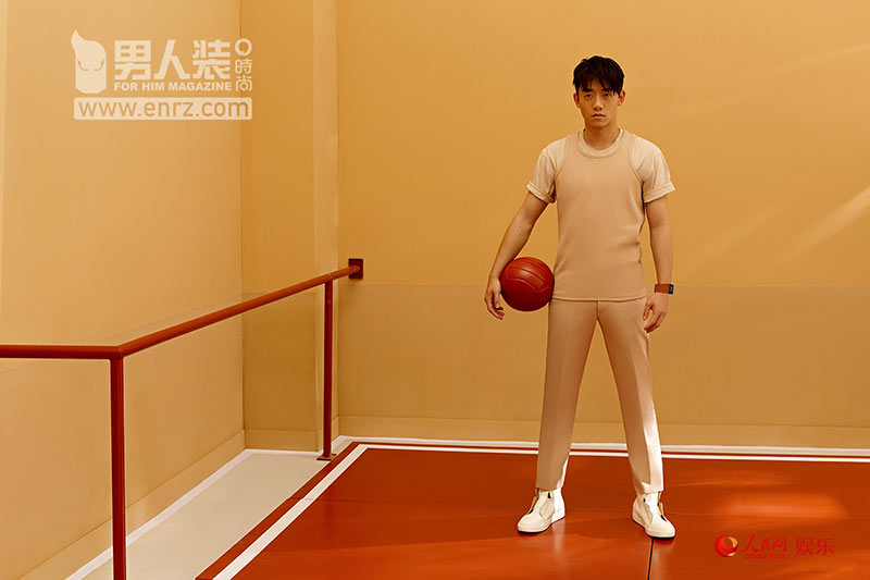 郑恺拍《男人装》风格大片 颠覆形象野性毕露