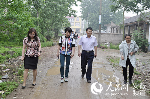 滁州市妇联在定远县慰问界牌镇贫困留守儿童
