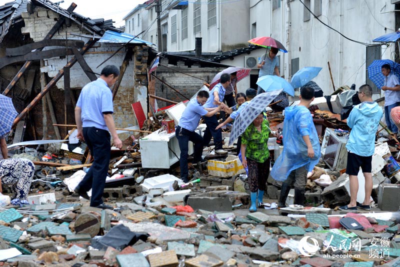 六安公安全警动员抗台风 民警用身体为被困群