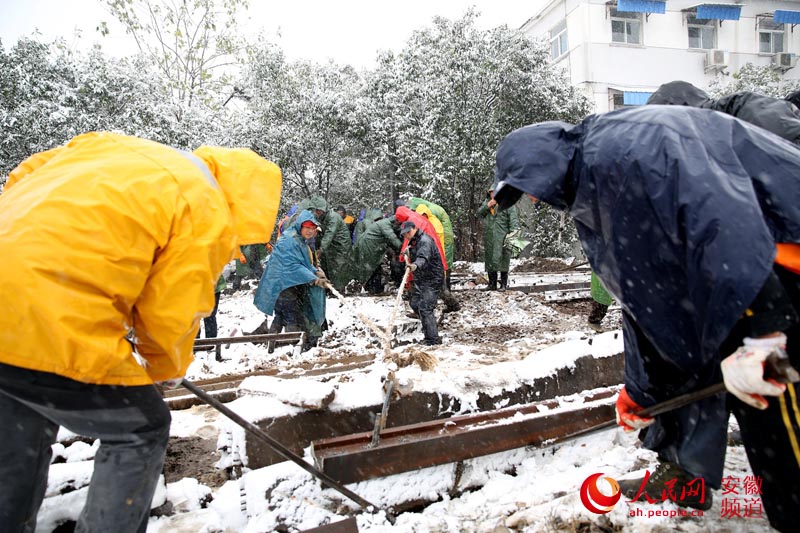 雨雪来袭 铁路职工全力以赴扫雪除冰保畅通(图