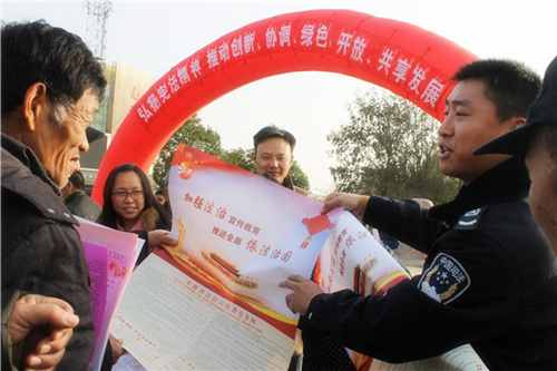 明光市举办12.4大型广场法制宣传活动
