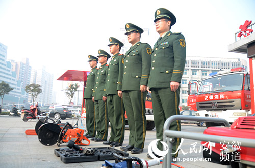 淮北举办安全知识展览 特警枪操表演吸引眼球