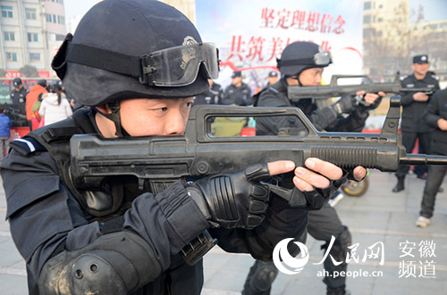 淮北举办安全知识展览 特警枪操表演吸引眼球