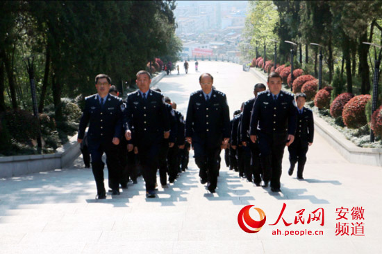 清明节前霍邱县公安局组织开展革命传统教育活