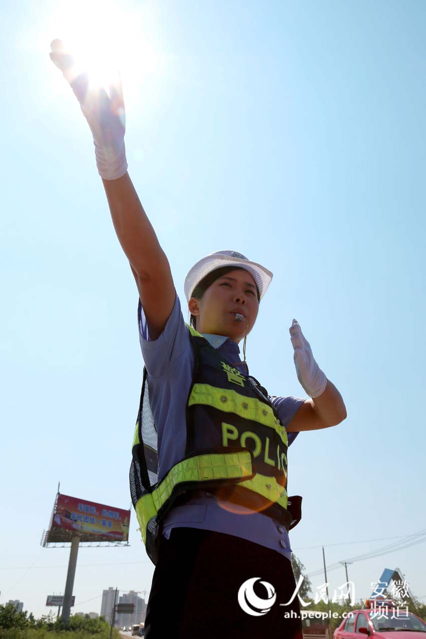 2.六安交警 高温下执勤的女交警