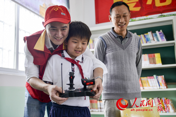 安徽安庆怀宁县供电志愿者与孩子们欢庆六一