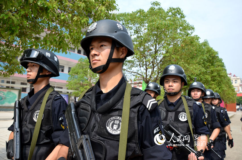 安徽宿松:80名持枪特警守护高考