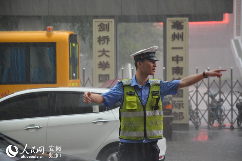 亳州交警暴雨中保障中考(图)