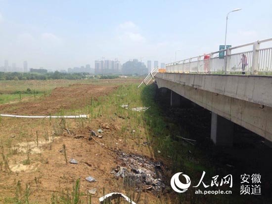 合肥一奔驰轿车凌晨发生车祸 车上5人4死1伤