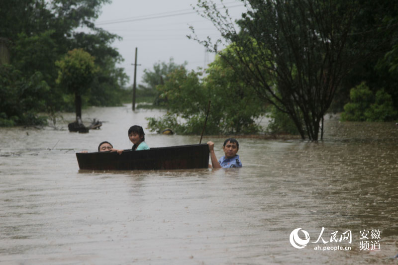 安徽无为:洪水过颈 民警用洗脚盆解救儿童