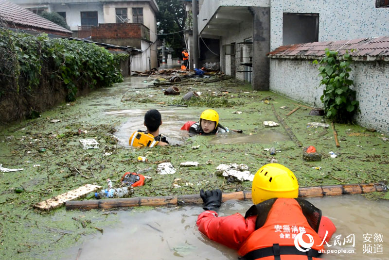 7月2日下午,在廬江縣黃山村,合肥消防救出60多名行動(dòng)不便的老人 。(張光 攝)