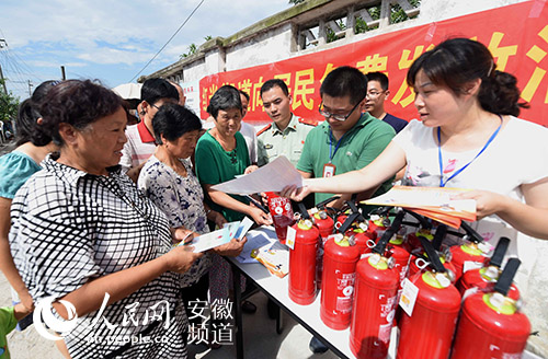 合肥:为老旧生活区居民免费发放消防器材