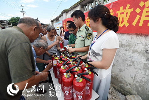 合肥:为老旧生活区居民免费发放消防器材