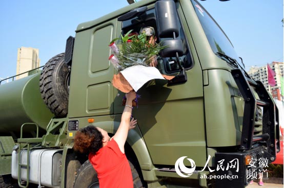 送别抗洪战士现场的温暖瞬间
