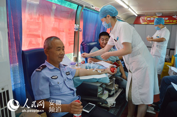 霍邱县公安局组织开展民警无偿献血活动