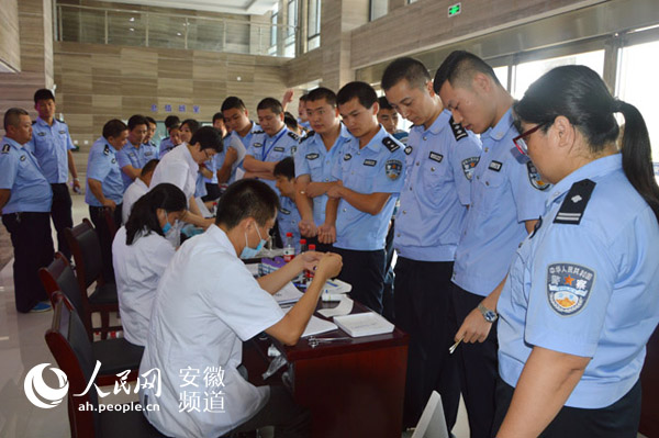 霍邱县公安局组织开展民警无偿献血活动