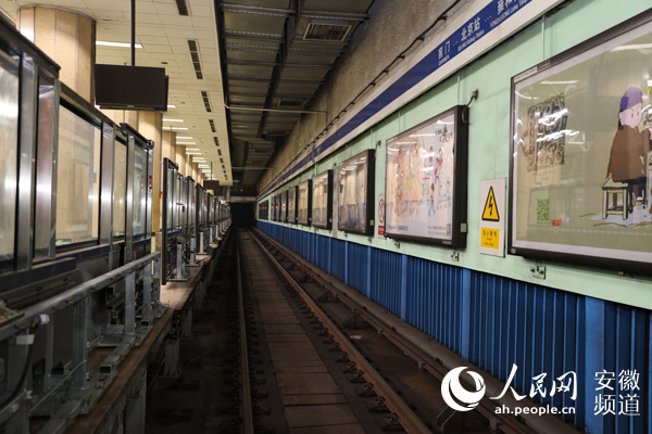 北京地铁2号线首座车站屏蔽门正线安装全部完