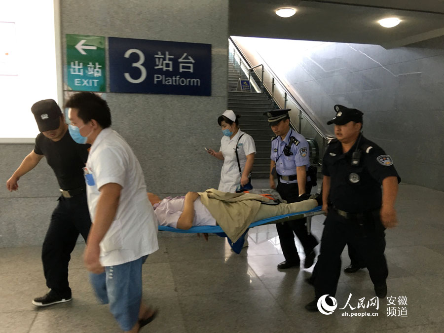 旅客高铁上突发脑溢血 滁州铁警紧急营救上演